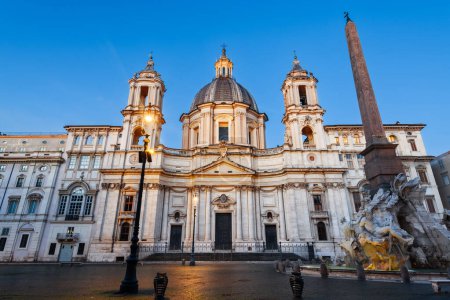Téléchargez les photos : Piazza Navona à l'Obélisque et Sant'Agnese à Rome, Italie au crépuscule. - en image libre de droit