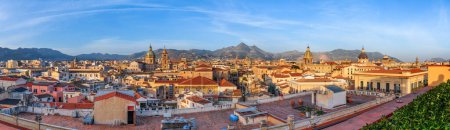 Foto de Palermo, Sicilia vista panorámica de la ciudad con torres emblemáticas en la mañana. - Imagen libre de derechos