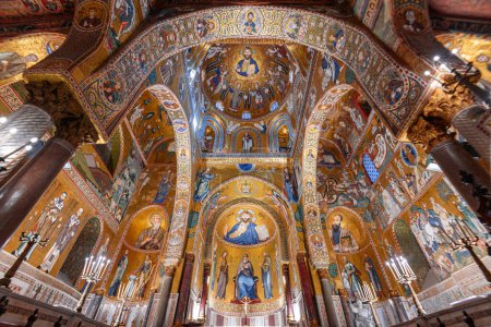 Téléchargez les photos : PALERMO, ITALIE - 9 NOVEMBRE 2022 : Les mosaïques de Cappella Palatina. La chapelle date du XIIe siècle. - en image libre de droit