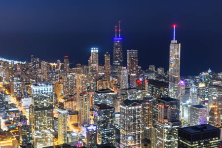 Téléchargez les photos : Chicago, Illinois États-Unis horizon aérien vers le lac Michigan la nuit. - en image libre de droit