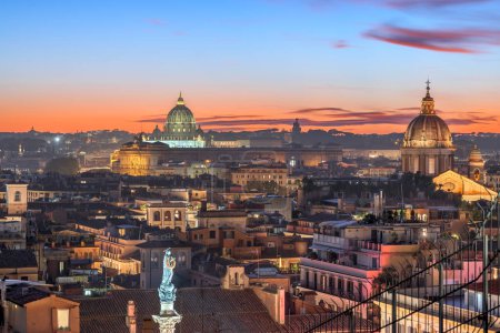 Foto de Roma, Italia horizonte histórico de la ciudad con basílicas al atardecer. - Imagen libre de derechos