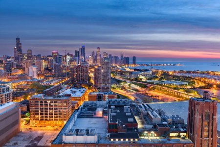 Foto de Chicago, Illinois, USA skyline del centro de la ciudad desde el lado sur en el crepúsculo
. - Imagen libre de derechos