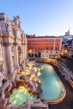 Téléchargez les photos : Rome, Italie surplombant la fontaine de Trevi au crépuscule. - en image libre de droit