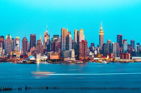 Foto de Nueva York, Nueva York, Estados Unidos horizonte del centro de la ciudad al atardecer desde el río Hudson. - Imagen libre de derechos