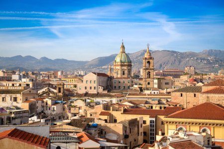 Foto de Palermo, Sicilia ciudad skyline con torres emblemáticas en la mañana. - Imagen libre de derechos