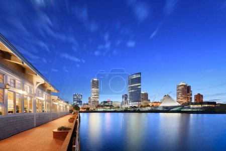 Téléchargez les photos : Milwaukee, Wisconsin, États-Unis skyline du centre-ville sur le lac Michigan au crépuscule
. - en image libre de droit