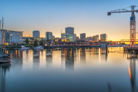 Téléchargez les photos : Tacoma, Washington, États-Unis horizon du centre-ville au crépuscule sur la baie de Commencement. - en image libre de droit