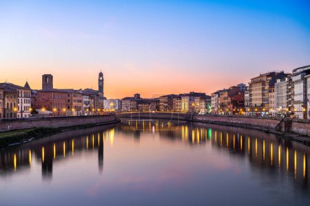 Foto de Pisa, Italia skyline en el río Arno al atardecer. - Imagen libre de derechos