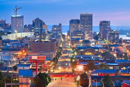 Téléchargez les photos : Tacoma, Washington, USA Paysage urbain au-dessus de Pacific Ave au crépuscule. - en image libre de droit