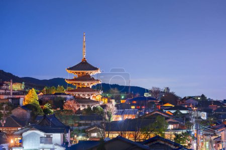 Téléchargez les photos : Kyoto, Japon paysage urbain sur le toit dans le quartier historique de Higashiyama la nuit. - en image libre de droit