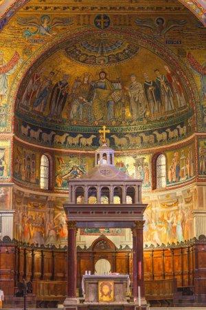 Téléchargez les photos : ROME, ITALIE - 11 FÉVRIER 2022 : Des mosaïques finement détaillées ornent l'abside de Santa Maria in Trastevere. - en image libre de droit