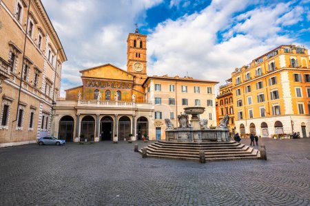 Téléchargez les photos : Rome, Italie à la Basilique Notre-Dame de Trastevere le matin. - en image libre de droit