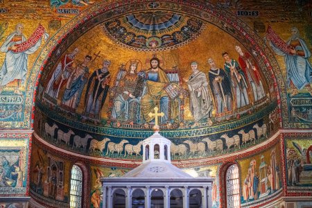 Foto de ROMA, ITALIA - 11 DE FEBRERO DE 2022: Mosaicos finamente detallados adornan el ábside de Santa María en Trastevere. - Imagen libre de derechos