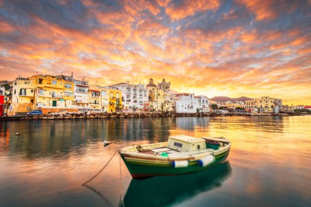 Téléchargez les photos : Île d'Ischia, Naples, Italie sur la côte méditerranéenne au coucher du soleil. - en image libre de droit
