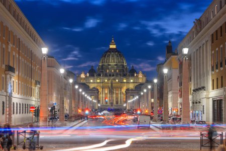 Foto de Ciudad del Vaticano, una ciudad-estado rodeada de Roma, Italia, con la Basílica de San Pedro al atardecer. - Imagen libre de derechos
