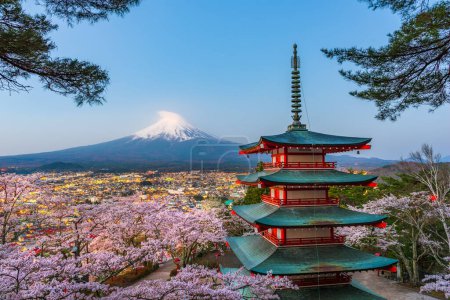 Foto de Fujiyoshida, Japón en la Pagoda Chureito y Mt. Fuji en primavera con flores de cerezo. - Imagen libre de derechos