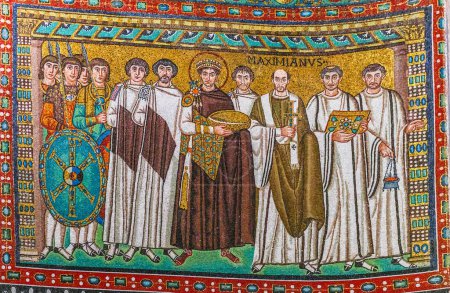 Téléchargez les photos : RAVENNA, ITALIE - 27 JANVIER 2022 : Anciennes mosaïques représentant la cour de l'empereur Justinien à l'intérieur de la basilique de San Vitale. - en image libre de droit