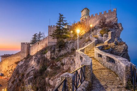 Foto de La República de San Marino con la primera torre al amanecer. - Imagen libre de derechos