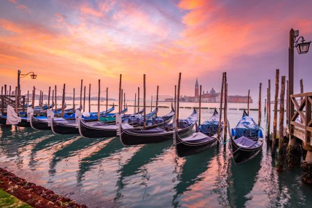 Téléchargez les photos : Gondoles à Venise, Italie à l'aube sur le Grand Canal. - en image libre de droit