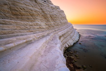 Foto de Rocky cliff of the Steps of the Turks in Agrigento, Sicily, Italy at sunrise. - Imagen libre de derechos