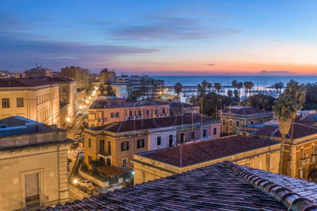 Téléchargez les photos : Syracuse, Sicile, Italie vue sur le toit au crépuscule. - en image libre de droit
