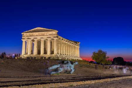 Téléchargez les photos : AGRIGENTO, ITALIE - 31 OCTOBRE 2022 : Temple de Concordia dans la nuit. - en image libre de droit