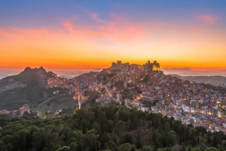 Téléchargez les photos : Troina, Sicile, Italie paysage de colline au crépuscule. - en image libre de droit