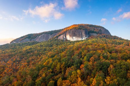 Foto de Bosque Nacional de Pisgah, Carolina del Norte, EE.UU. en Looking Glass Rock durante la temporada de otoño por la mañana. - Imagen libre de derechos