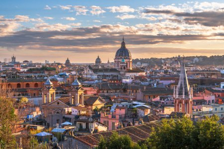 Téléchargez les photos : Italie, Rome Paysage urbain avec bâtiments historiques et cathédrales au crépuscule. - en image libre de droit