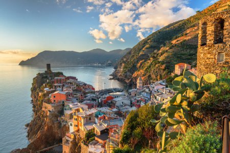 Téléchargez les photos : Vernazza, La Spezia, Ligurie, Italie dans la région des Cinque Terre au crépuscule. - en image libre de droit