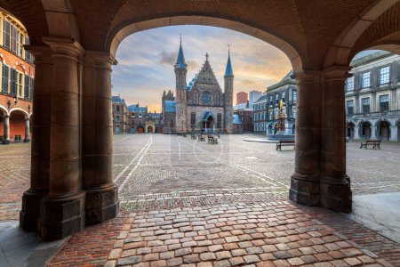 Téléchargez les photos : La Haye, Pays-Bas au Ridderzaal dans la matinée. - en image libre de droit