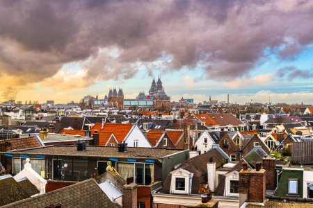 Foto de Amsterdam; Países Bajos vista del paisaje urbano desde De Pijp al atardecer. - Imagen libre de derechos