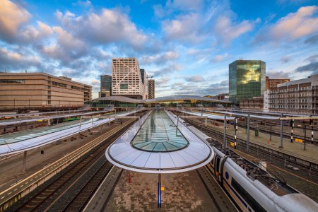 Foto de Utrecht, Paisaje urbano neerlandés sobre las plataformas de la estación de tren al amanecer. - Imagen libre de derechos