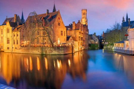 Téléchargez les photos : Bruges, Belgique scène nocturne sur la rivière Rozenhoedkaai. - en image libre de droit