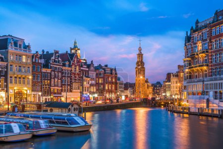 Téléchargez les photos : Amsterdam, Pays-Bas paysage urbain sur les canaux au crépuscule avec Munttoren Tower. - en image libre de droit