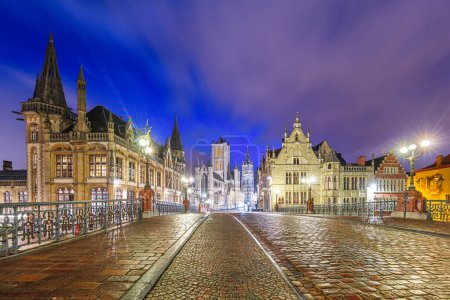 Téléchargez les photos : Gand, Belgique Vieille ville paysage d'un pont sur la rivière au crépuscule. - en image libre de droit