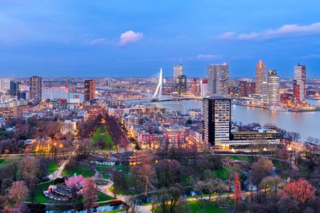 Téléchargez les photos : Rotterdam, Pays-Bas, horizon de la ville au-dessus de la rivière Nieuwe Maas au crépuscule. - en image libre de droit