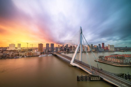 Téléchargez les photos : Rotterdam, Pays-Bas, horizon de la ville au crépuscule. - en image libre de droit