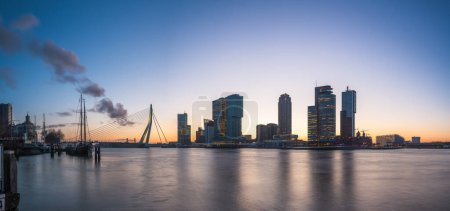 Téléchargez les photos : Rotterdam, Pays-Bas, horizon de la ville sur la rivière au crépuscule. - en image libre de droit