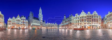 Foto de Bruselas, Bélgica en la Grand Place con la torre del Ayuntamiento a la hora azul. - Imagen libre de derechos