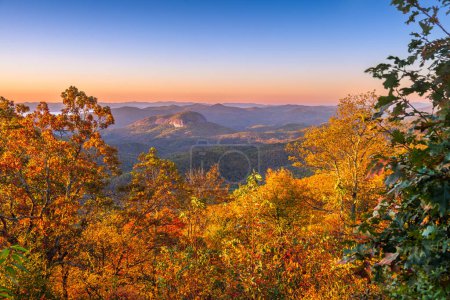 Foto de Bosque Nacional de Pisgah, Carolina del Norte, EE.UU. en Looking Glass Rock durante la temporada de otoño por la mañana. - Imagen libre de derechos