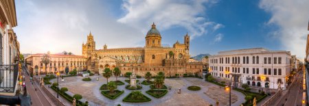 Foto de Palermo, Italia panorama en la histórica Catedral y plaza de Palermo. - Imagen libre de derechos