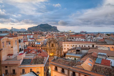 Foto de Palermo, Italia vista del paisaje urbano hacia el monte. Pellegrino y el puerto. - Imagen libre de derechos