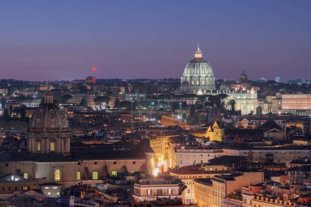 Foto de Roma, Italia Paisaje urbano desde arriba por la noche. - Imagen libre de derechos