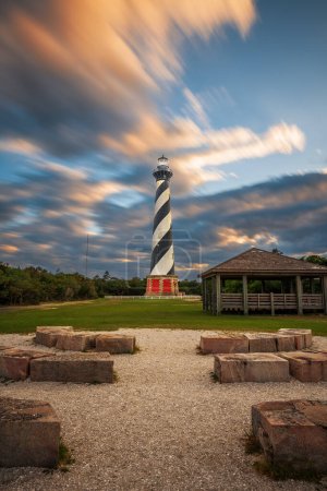 Foto de Faro del Cabo Hatteras en las orillas exteriores de Carolina del Norte, EE.UU. al atardecer. - Imagen libre de derechos