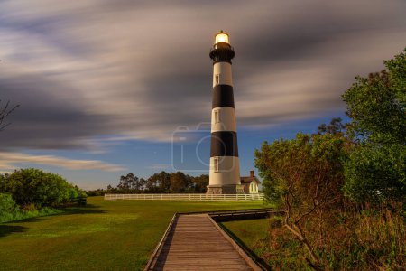 Téléchargez les photos : Le phare de Bodie Island dans les rives extérieures de la Caroline du Nord, États-Unis - en image libre de droit