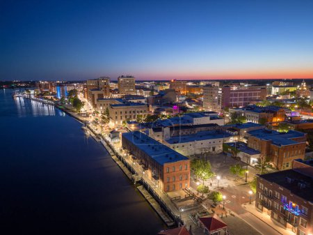 Téléchargez les photos : Wilmington, Caroline du Nord, États-Unis paysage urbain aérien au-dessus de la rivière Cape Fear à l'aube. - en image libre de droit