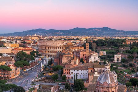 Téléchargez les photos : Rome, Italie surplombant le Forum romain et le Colisée au crépuscule. - en image libre de droit