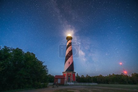 Foto de Faro del Cabo Hatteras en las orillas exteriores de Carolina del Norte, EE.UU. con la Vía Láctea. - Imagen libre de derechos