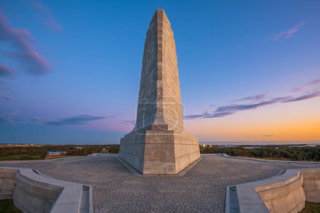 Foto de KILL DEVILS HILL, CAROLINA DEL NORTE - 5 DE MAYO DE 2023: The Wrights Brothers National Memorial at sunset. - Imagen libre de derechos